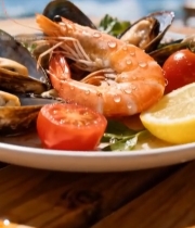  海边木桌上的海鲜拼盘1493#竖屏 	 