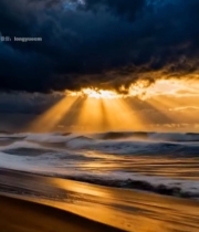  海边日落时分阳光穿透云层7035#竖屏 	 