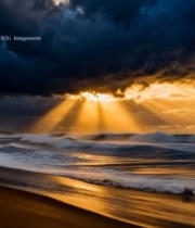  海边日落时分阳光穿透云层7035#竖屏 	 