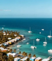  海边彩色小屋与停泊船只1645#竖屏 	 