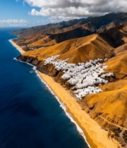  海岸边山丘与白色建筑俯瞰7013#竖屏 	 