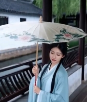  古风女子持伞于中式建筑旁6824#竖屏 	 