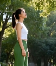  公园中女性仰头享受自然997#竖屏 	 