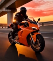  公路上骑行摩托车的骑手5688#竖屏 	 