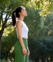  公园中女性仰头享受自然997#竖屏 	 