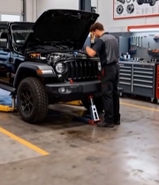  工人在车间维修汽车3835#竖屏 	 