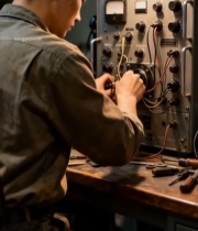  工人操作工业设备7542#竖屏 	 