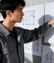 工人查看墙上建筑图纸3947#竖屏 	 