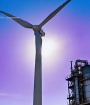  工人背对镜头看风力发电机123#竖屏 	 