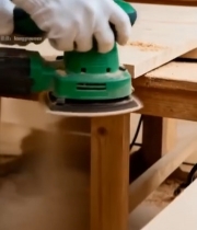  工人手持工具打磨木材素材7696#竖屏 	 