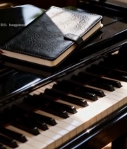  钢琴上的黑色皮质笔记本4489#竖屏 	 