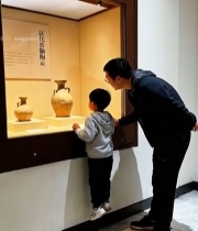  父子博物馆观赏汉代陶壶3495#竖屏 	 