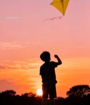  儿童日落时分草地放风筝3003#竖屏 	 