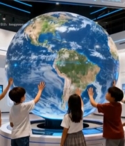  儿童在科技馆触摸地球模型6110#竖屏 	 