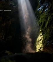  洞穴内阳光照射岩石场景3520#竖屏 	 