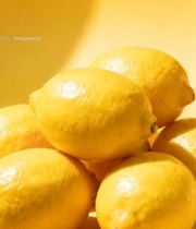  堆叠摆放的新鲜柠檬(1)7458#竖屏 	 