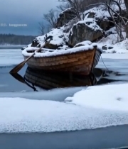  冬季湖面结冰的木船雪景7727#竖屏 	 