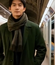  地铁站台男子倚靠墙边2271#竖屏 	 