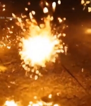  地面燃放的闪烁烟花199#竖屏 	 