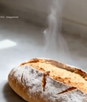  大理石台面上的冒烟新鲜面包417#竖屏 	 