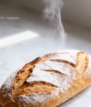  大理石台面上的新鲜出炉面包7683#竖屏 	 