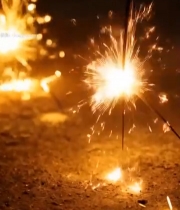  地面燃放的闪烁烟花199#竖屏 	 