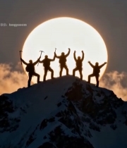  登山者山顶欢呼剪影1186#竖屏 	 