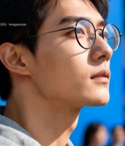  戴眼镜男士户外侧颜特写612#竖屏 	 