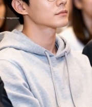  戴眼镜男士穿卫衣侧坐画面(1)6607#竖屏 	 