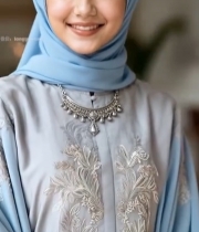  戴头巾微笑的女性特写5486#竖屏 	 