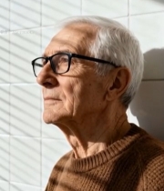  戴眼镜老人室内侧影6828#竖屏 	 