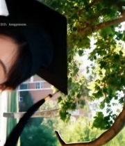  戴学士帽女孩微笑特写5634#竖屏 	 