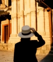  戴帽女子于古建筑前的身影835#竖屏 	 