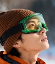  戴护目镜穿冬装的男子特写6994#竖屏 	 