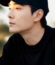  戴帽男子低头神情专注5865#竖屏 	 