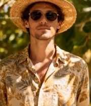  戴草帽墨镜男子户外微笑画面864#竖屏 	 