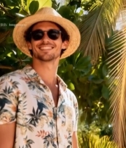  戴草帽墨镜男子户外微笑1367#竖屏 	 