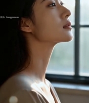  窗边女性侧脸特写2627#竖屏 	 