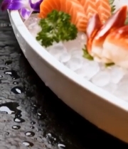  船形容器装盛的刺身拼盘7451#竖屏 	 