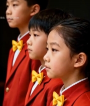  穿红制服的小学生列队4978#竖屏 	 