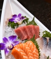  船形容器盛装的刺身拼盘(1)3644#竖屏 	 