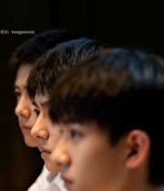  穿白衬衫的青少年坐姿特写1686#竖屏 	 