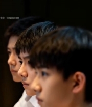  穿白衬衫的青少年坐姿特写1686#竖屏 	 