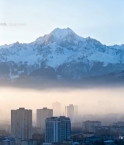  城市与雪山同框景观4462#竖屏 	 