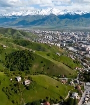  城市与雪山间的绿色山丘风光2308#竖屏 	 