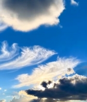  城市上空蓝天白云阳光透射景象7889#竖屏 	 