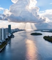  城市河畔上空巨型云朵景观3192#竖屏 	 