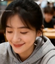  餐厅内微笑的年轻女性(1)3994#竖屏 	 