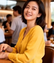  餐厅内微笑的黄衣女性3475#竖屏 	 