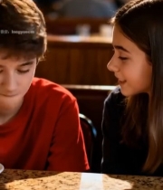  餐厅中男孩女孩对视画面5716#竖屏 	 